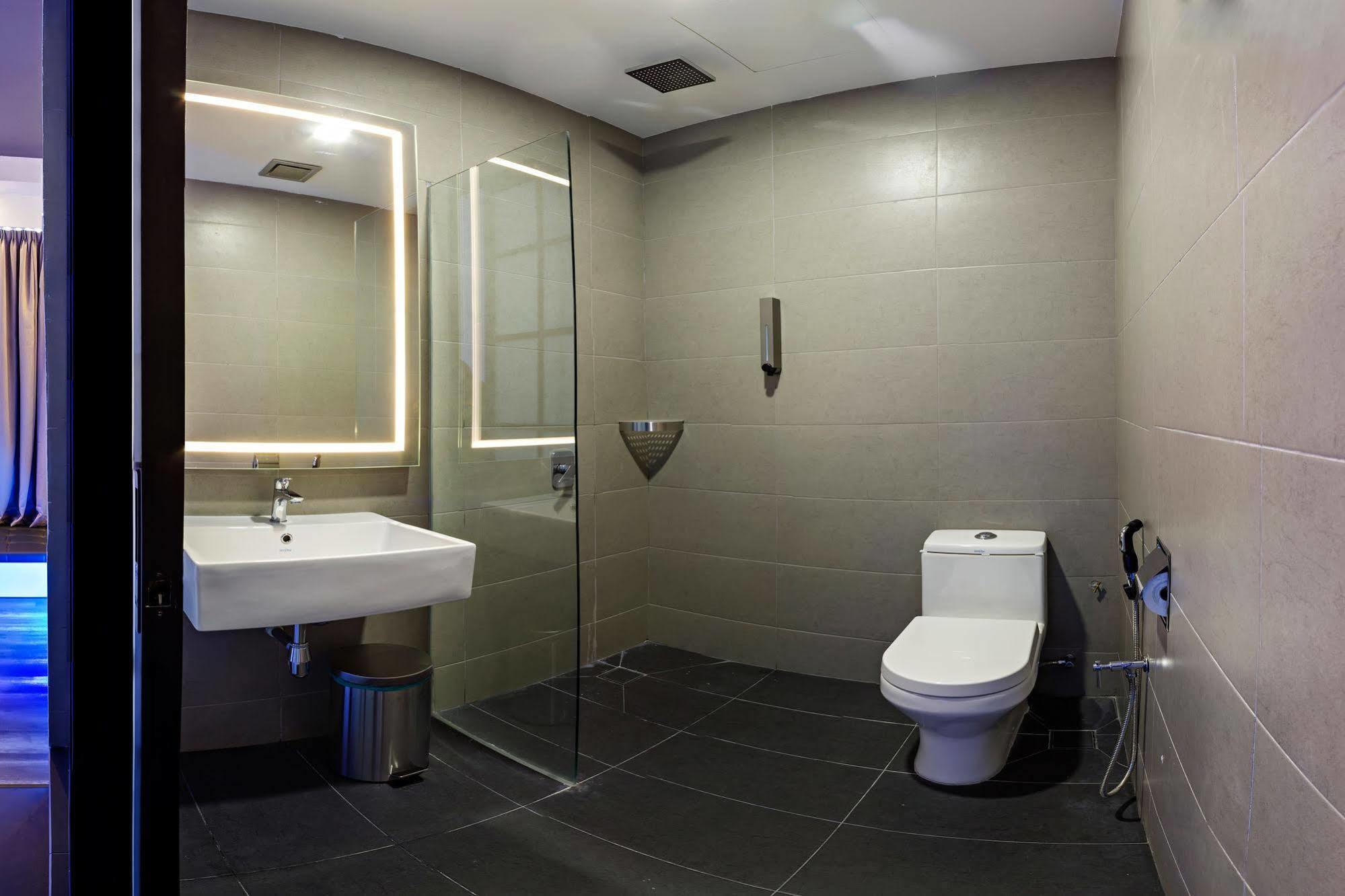 Roomies Suites Batu Feringgi Luaran gambar